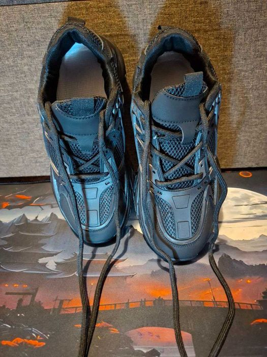 Взуття для жінок та чоловіків