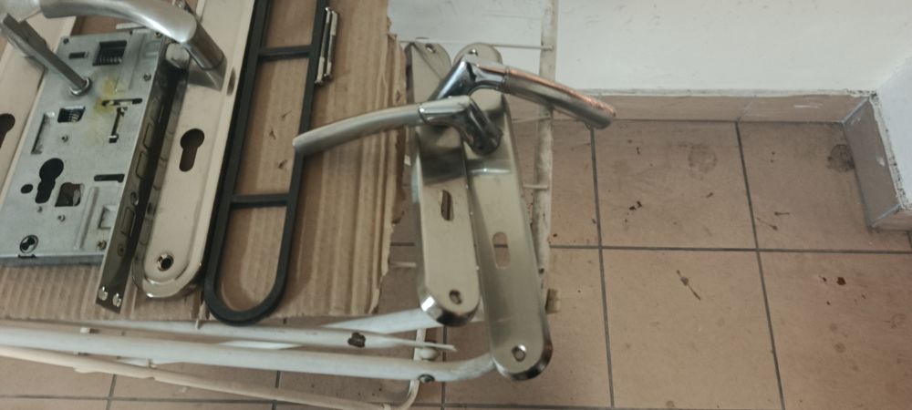 Zamki i szyldy drzwiowe zewnętrzne i wewnętrzne