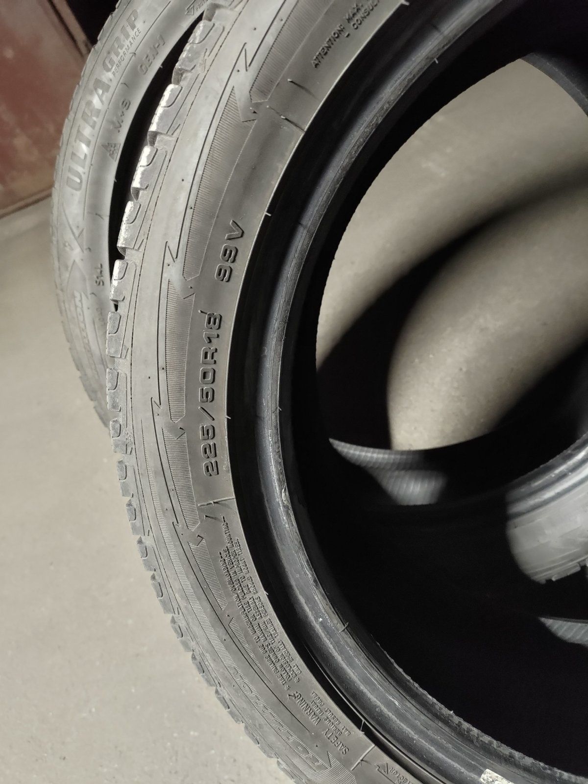 Шини зимові Goodyear Ultragrip 225/50 r18,