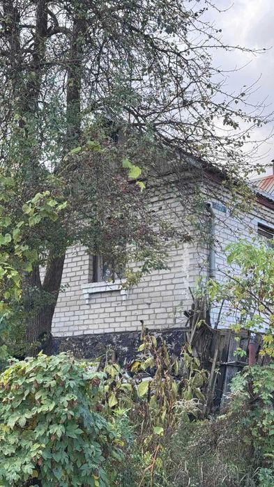 Частина будинку з окремим подвір'ям .