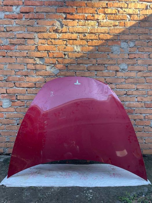 Капот Tesla 3 червоний