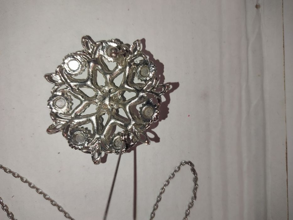 Біжутерія.Хрестик на ланцюжку,брошка