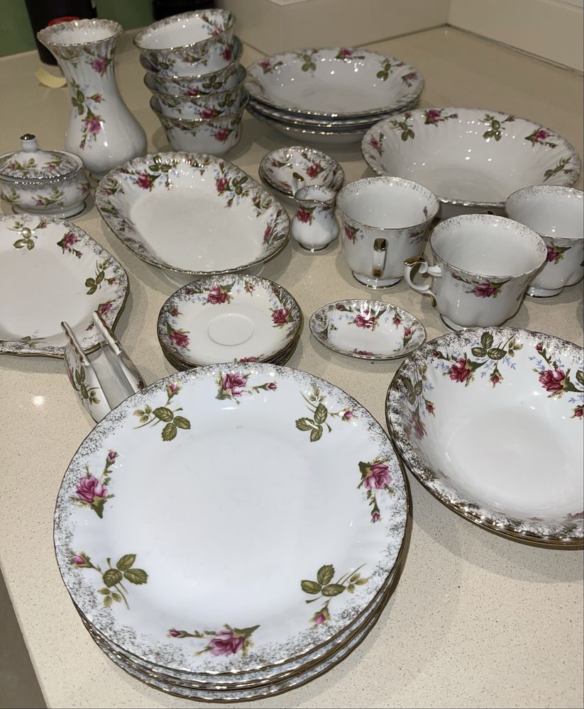 Serwis porcelanowy Chodzież różyczki - stan bardzo dobry