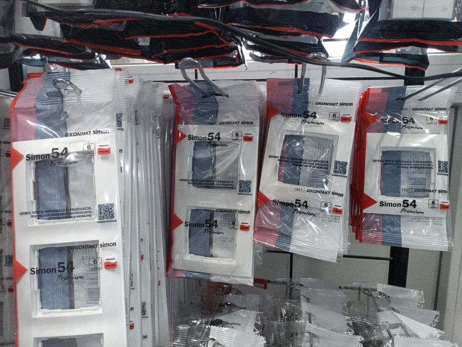 Gniazdka włączmiki osprzęt Simon 54 oraz 10 Biały i czarny