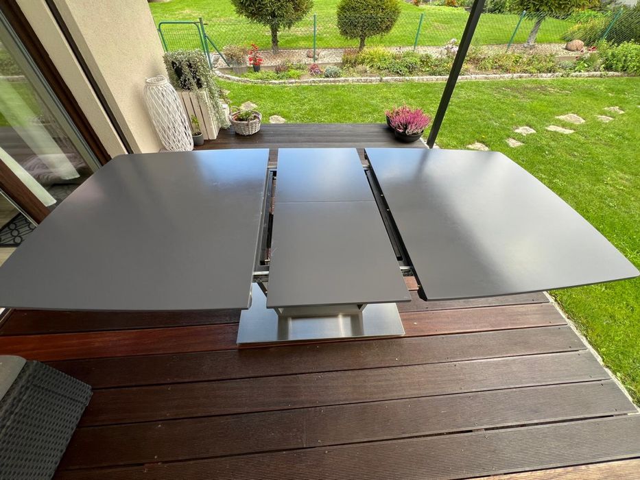 Używany rozkładany stół