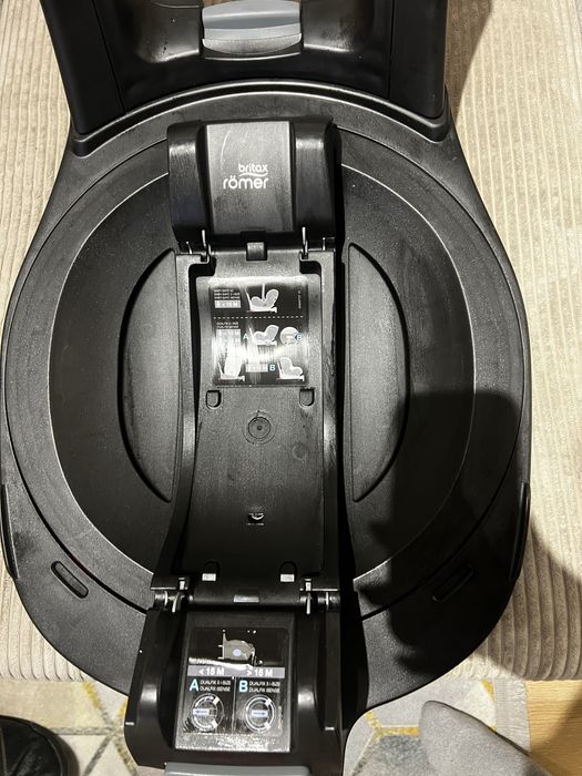Fotelik samochodowy z bazą britax römer