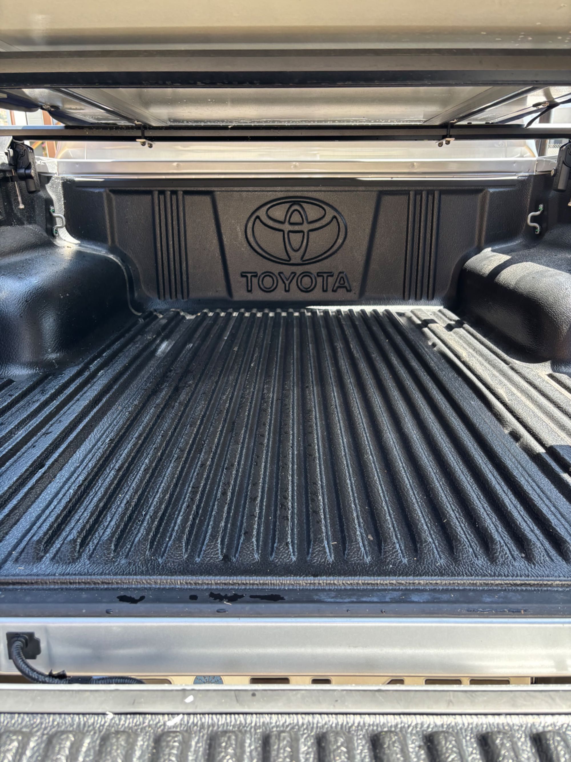 Toyota Hilux 4500 km - wie neu!