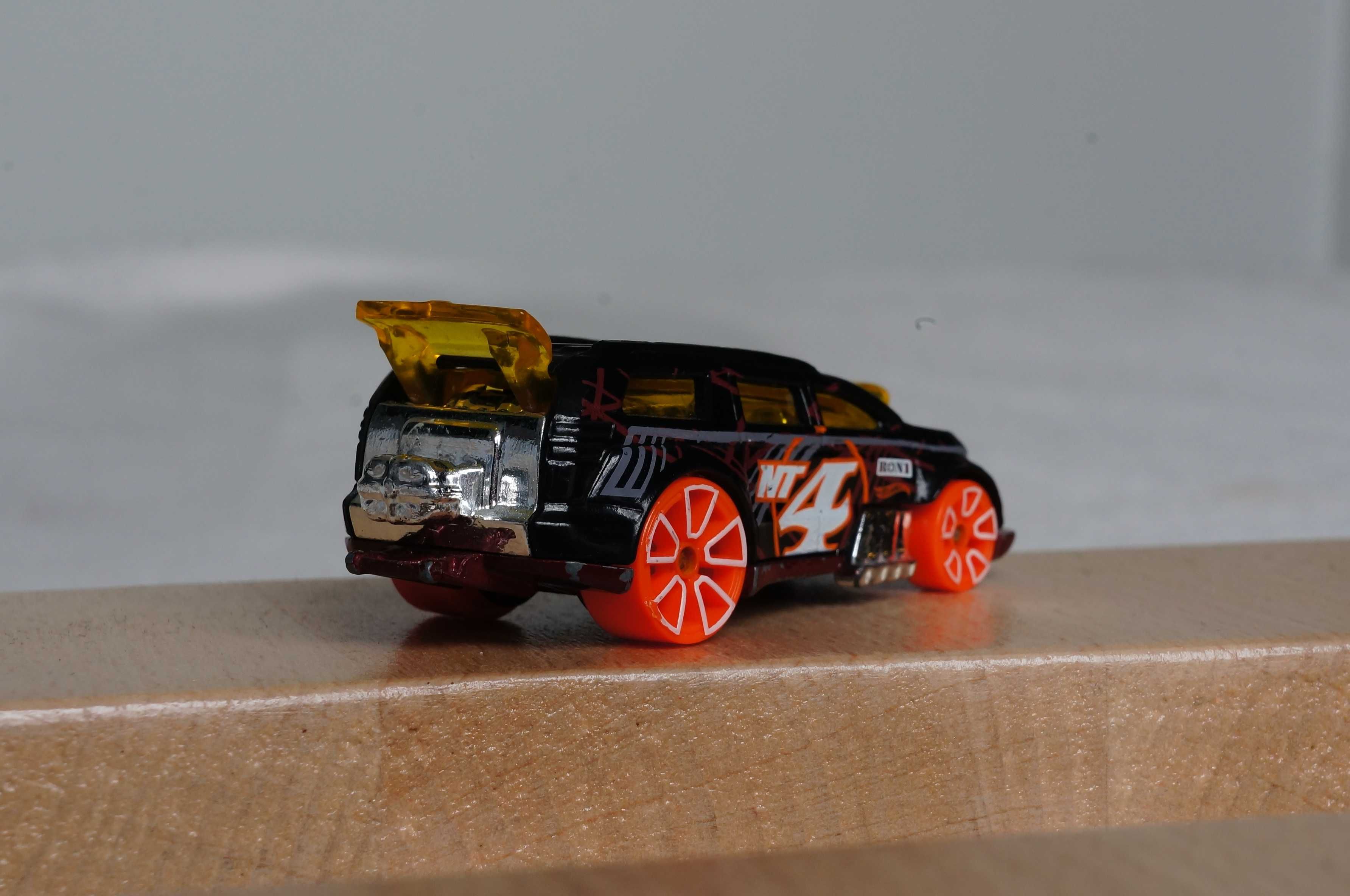 Hot Wheels Nitro Tailgater - na tor - 1:64 jak Matchbox