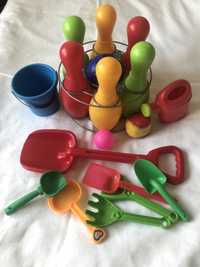 Набір пластикових іграшок: кеглі, совочки, відерця, б/в.