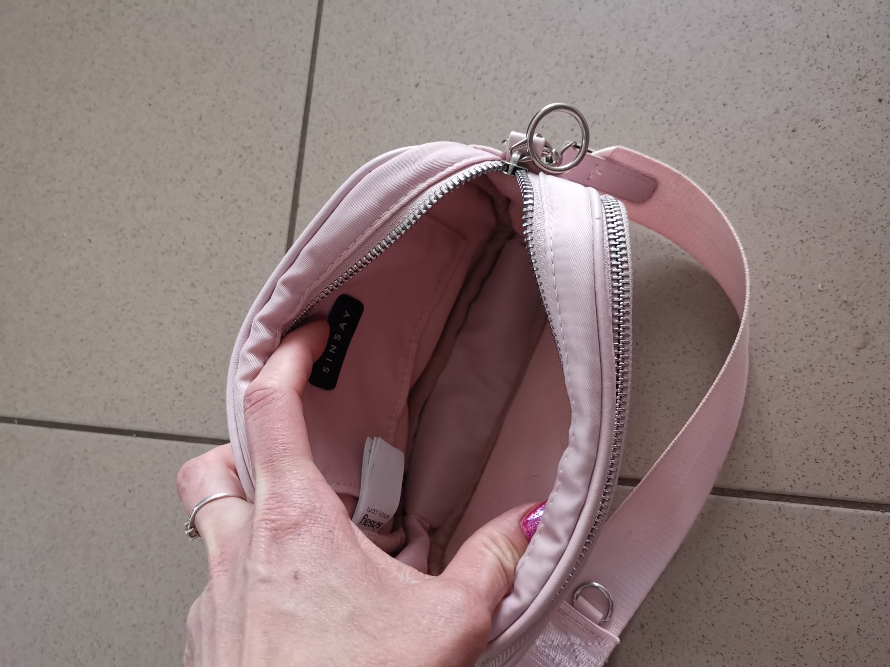 Mała torebka listonoszka z szerokim paskiem Sinsay rozowa nerka
