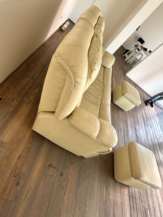 Sofá pele branco + 2 puffs