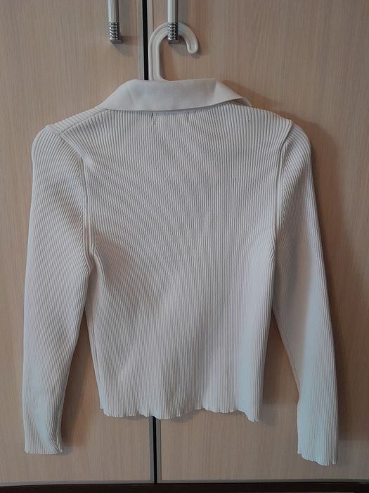 Biały sweterek z kołnierzykiem S