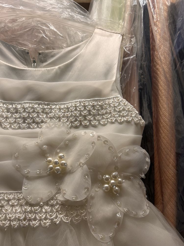 Piękna balowa suknia ma wesele lub po komunii ecru nowa 146