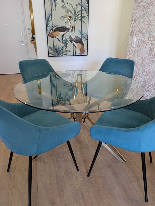 Conjunto: Mesa redonda vidro com cadeiras veludo verdes e quadro