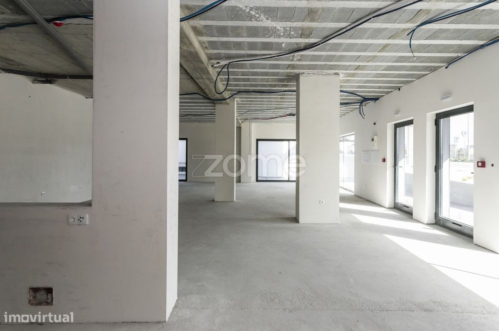 Loja nova para arrendamento em V.N. Famalicão