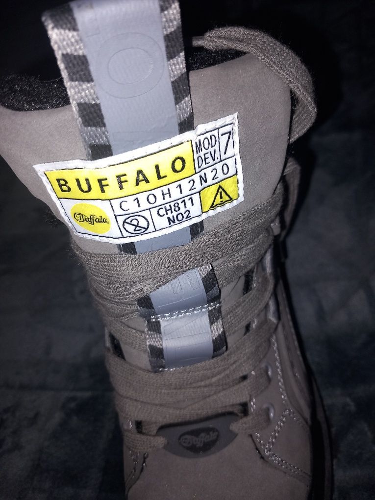 Botas Bufalo com pelo interior número  37  uadadas poucas vezes