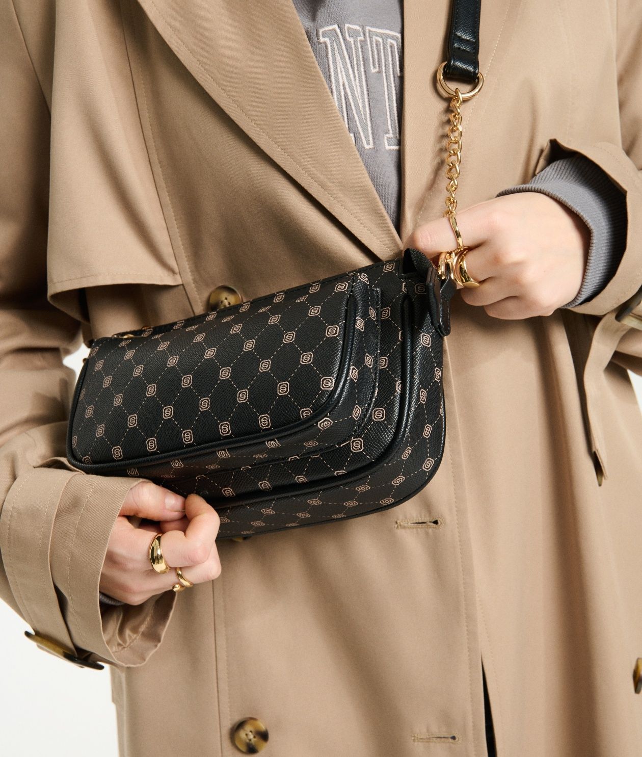 Nowa mała czarna torebka crossbody Sinsay z monogramem