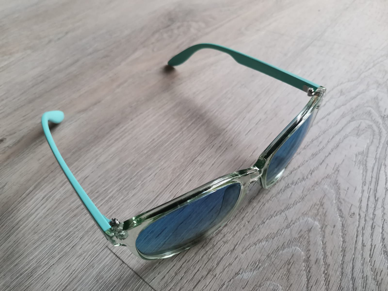 Okulary przeciwsłoneczne seledynowe