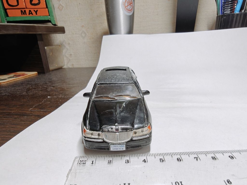 Машинка модель 1999 Lincoln Town Car Limousine kinsmart 1/38