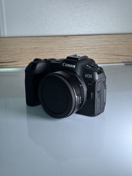 CANON R8 + Adapter EF-RF + 3 baterie