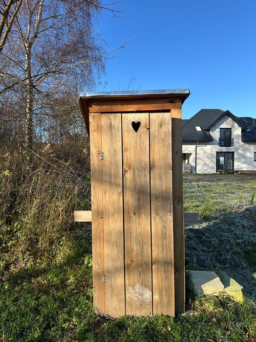 Toaleta budowlana, drewniana