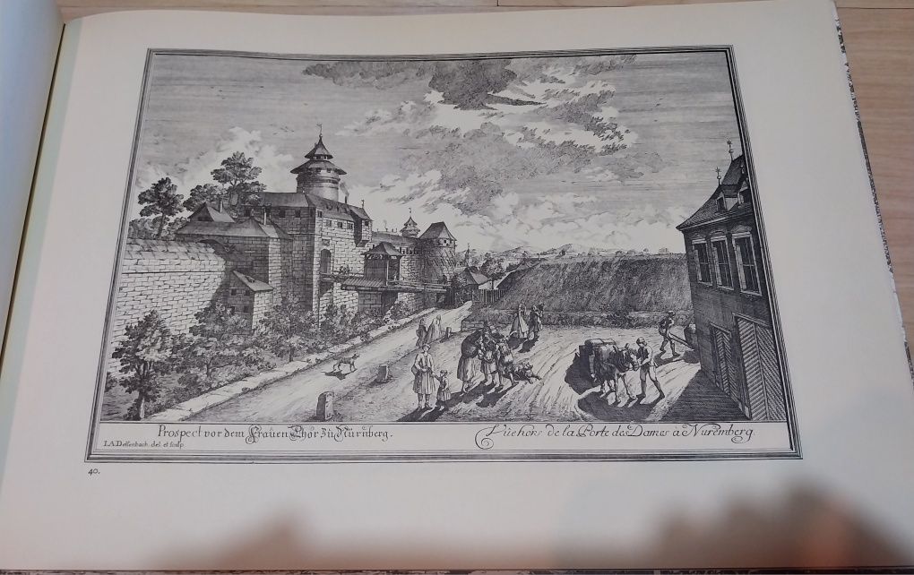 Livro antigo com gravuras de Nuremberga