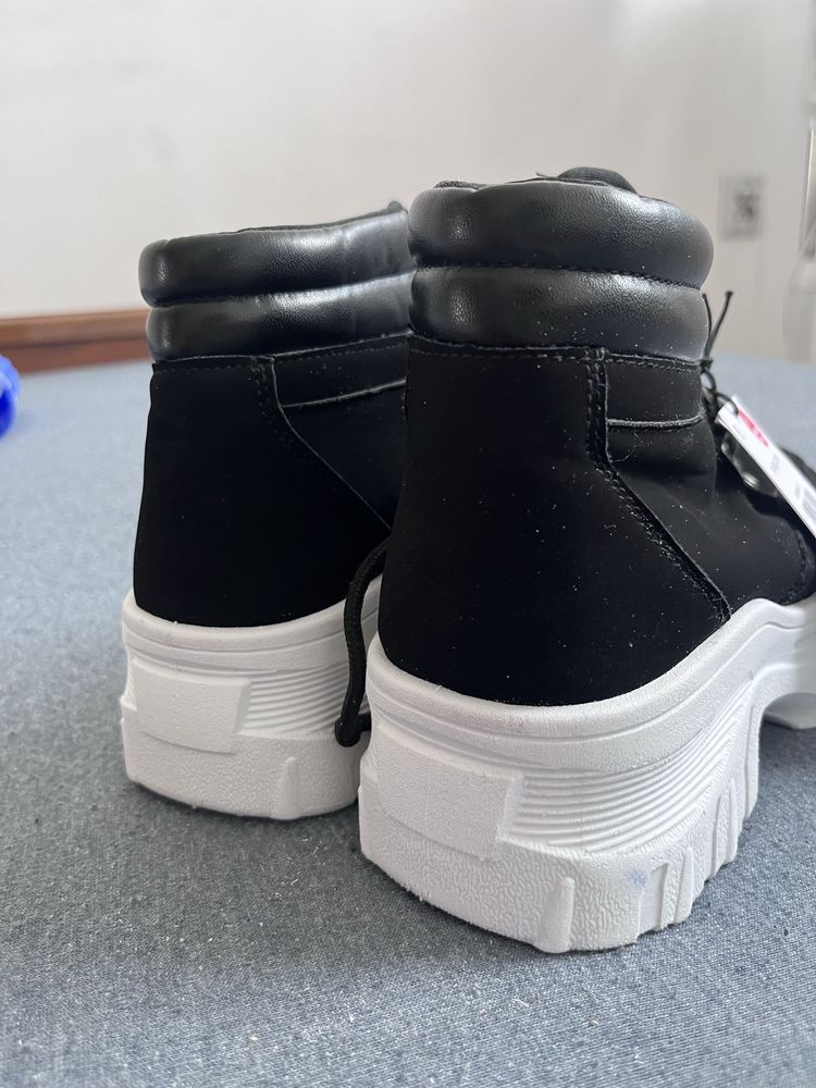 Sneakersy na platformie