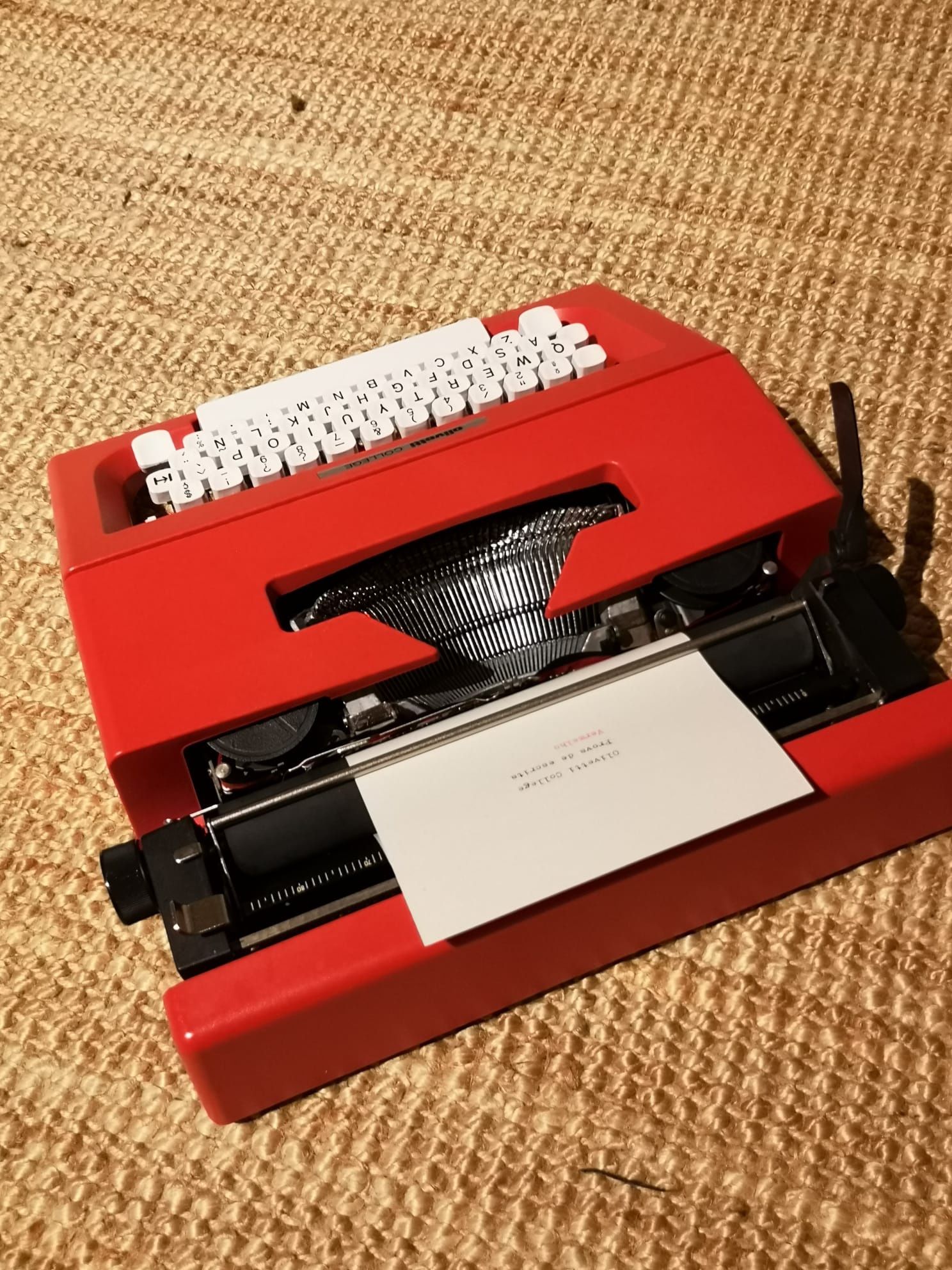 Máquina de escrever Olivetti College