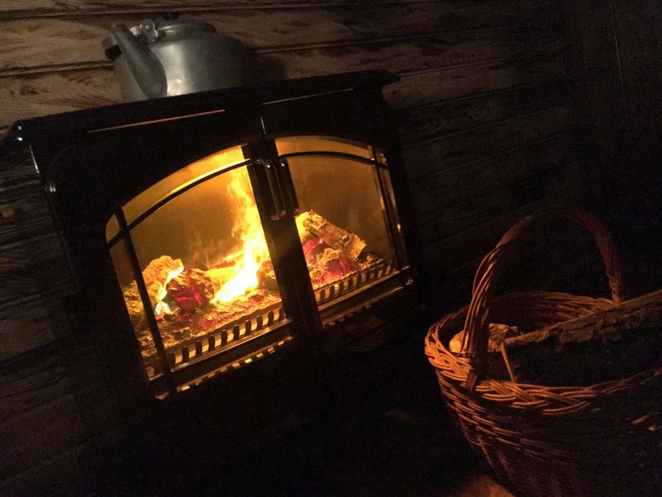 Elegancki czarny kominek elektryczny wolnostojący Dimplex Grand Rouge