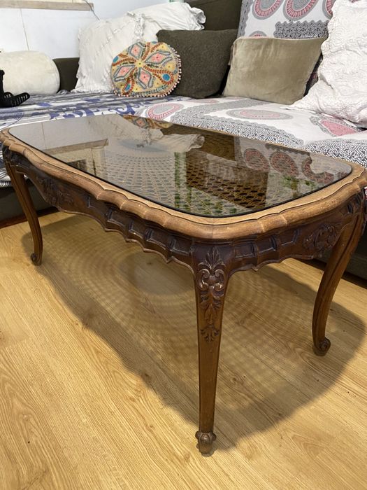 Mesa de apoio em madeira trabalhada