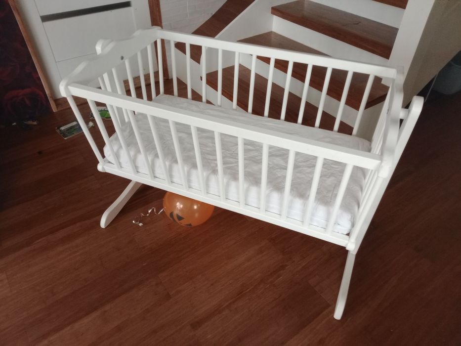 Drewniana kołyska niemowlęca z materacem łóżeczko