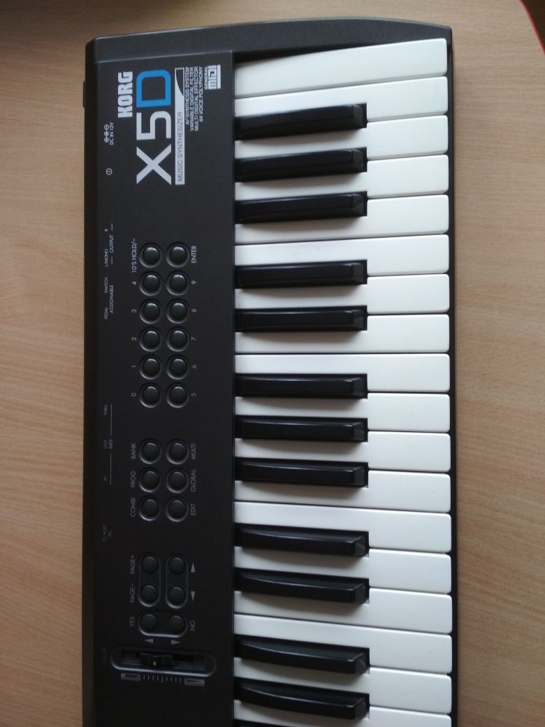 KORD X5 D  syntezator + twardy futerał