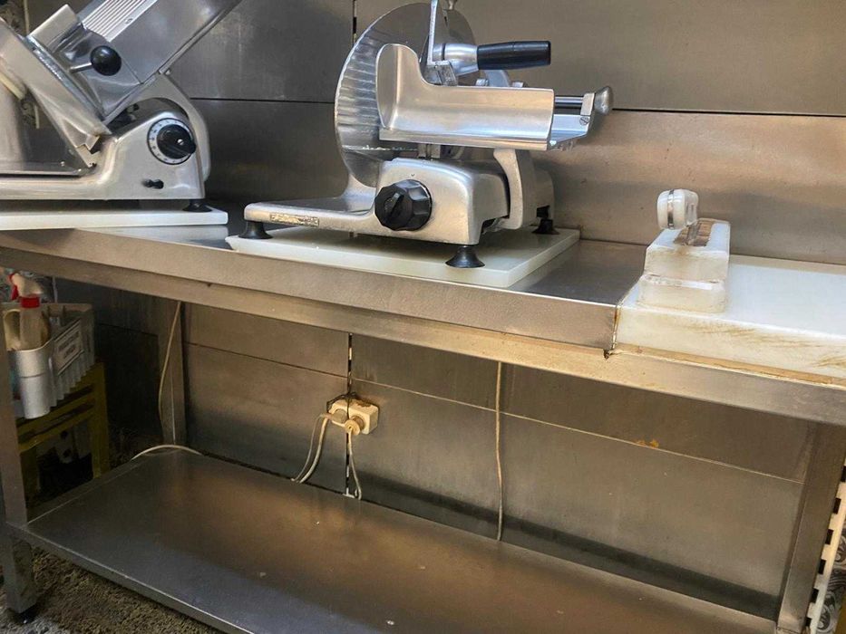 Bancada e prateleiras em Inox com faca de bacalhau