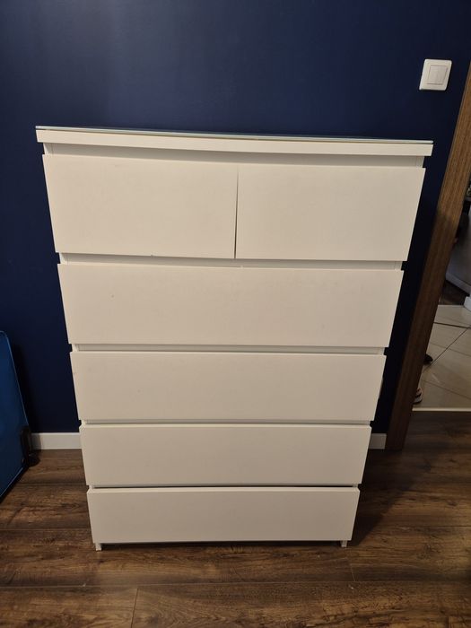 Biała komoda Ikea Malm z szybą
