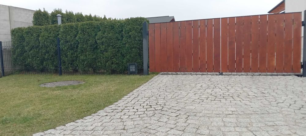 Brama wjazdowa do podwórka  i ogrodzenie