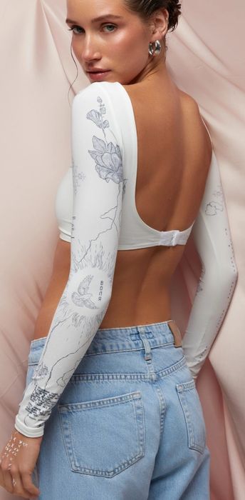 Топ шикарний..Добре обтягує.Привертає увагу