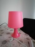 Różowa lampa stołowa