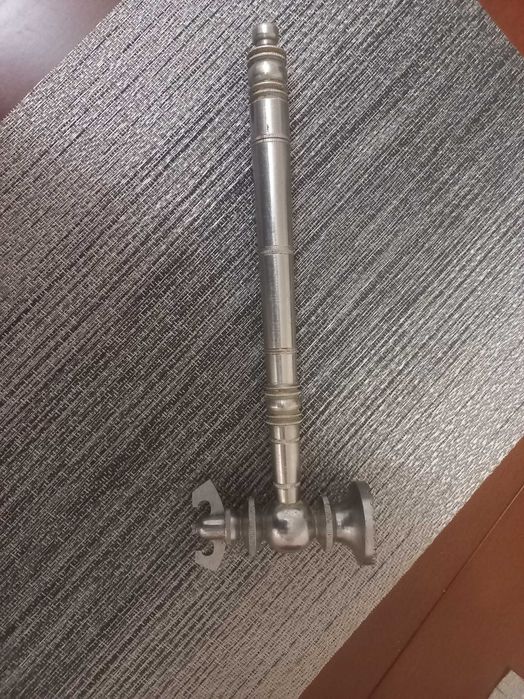 Stary masywny tłuczek do mięsa