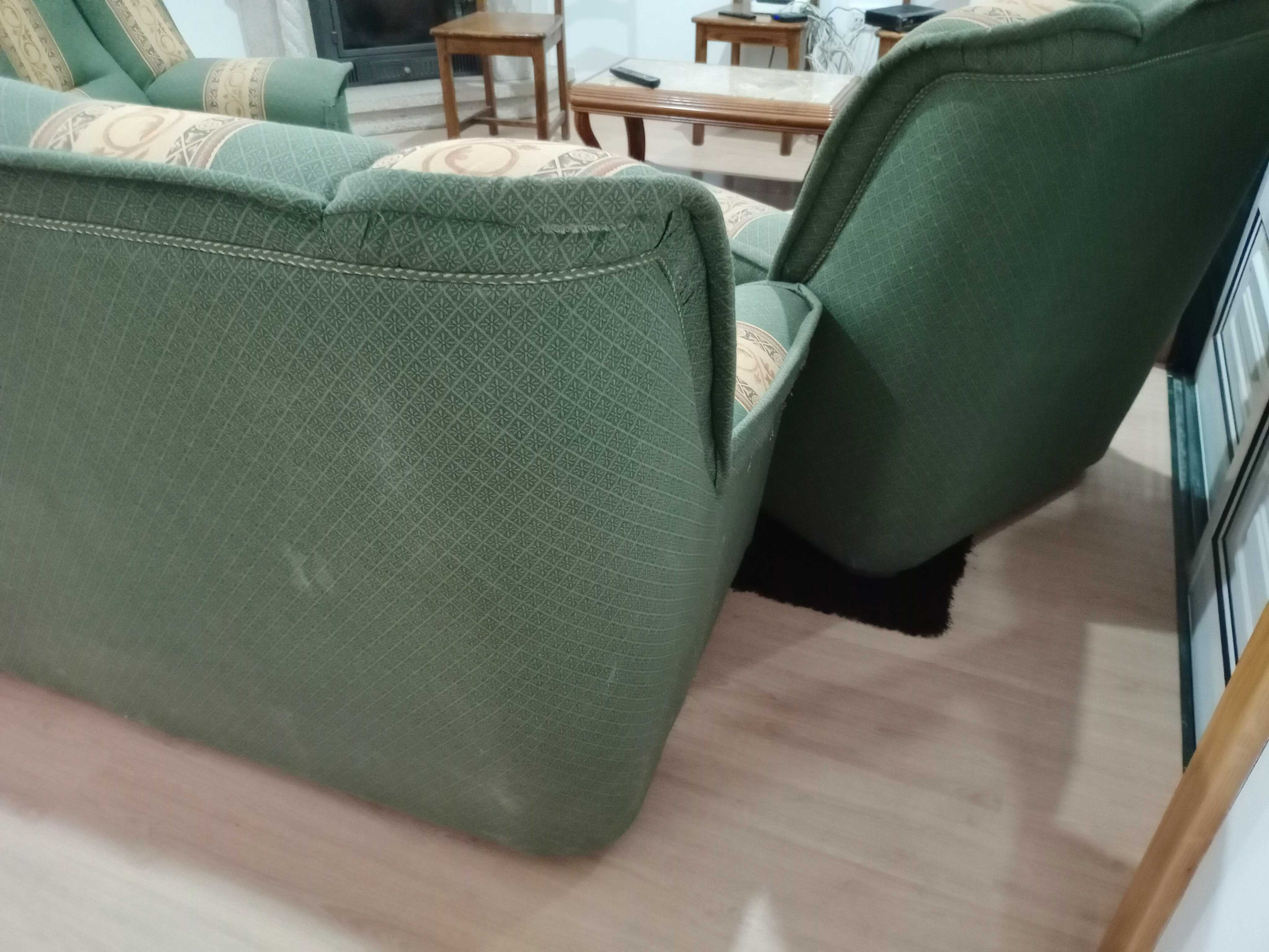 3 Sofás (2 Poltronas e um Sofá Cama de 3 Lugares)