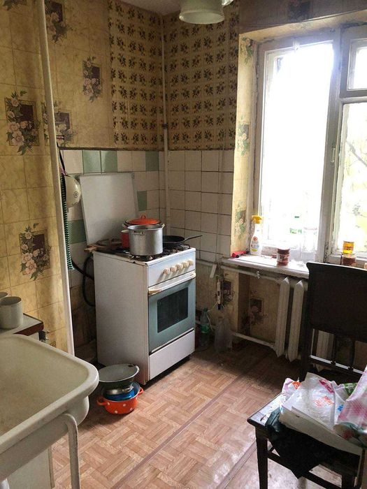 ул. Новосельского  угол Л. Толстого. Сталинка. Центр города.