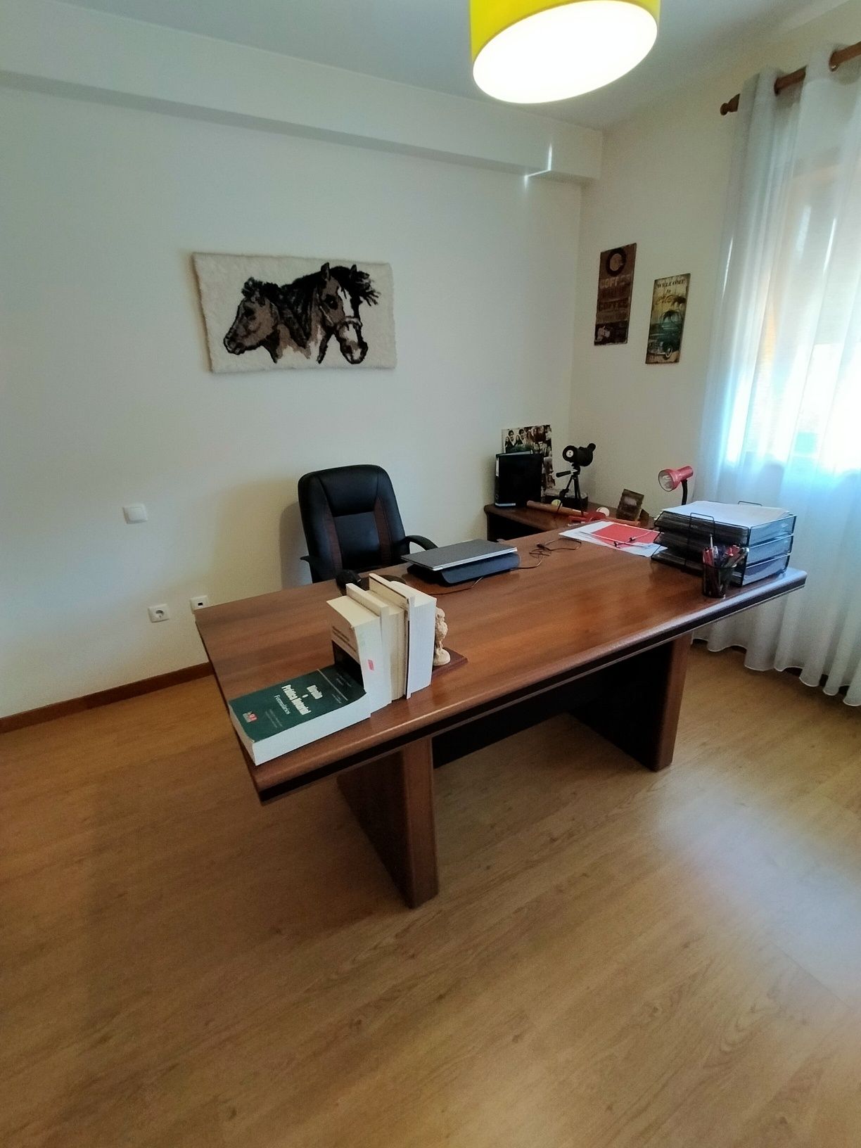 Mesa de escritório, mesa de apoio e cadeira