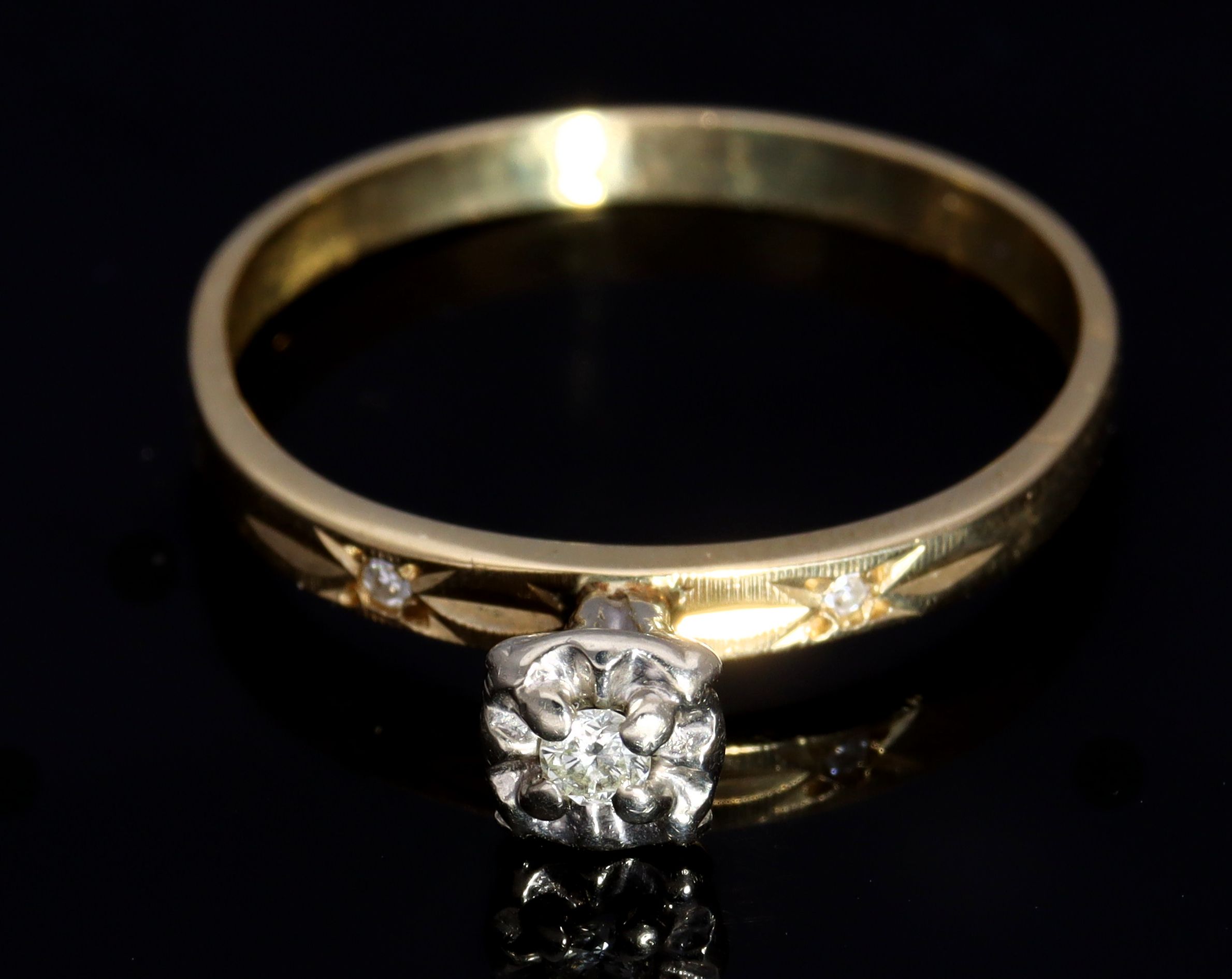 Złoty pierścionek z diamentami p.585