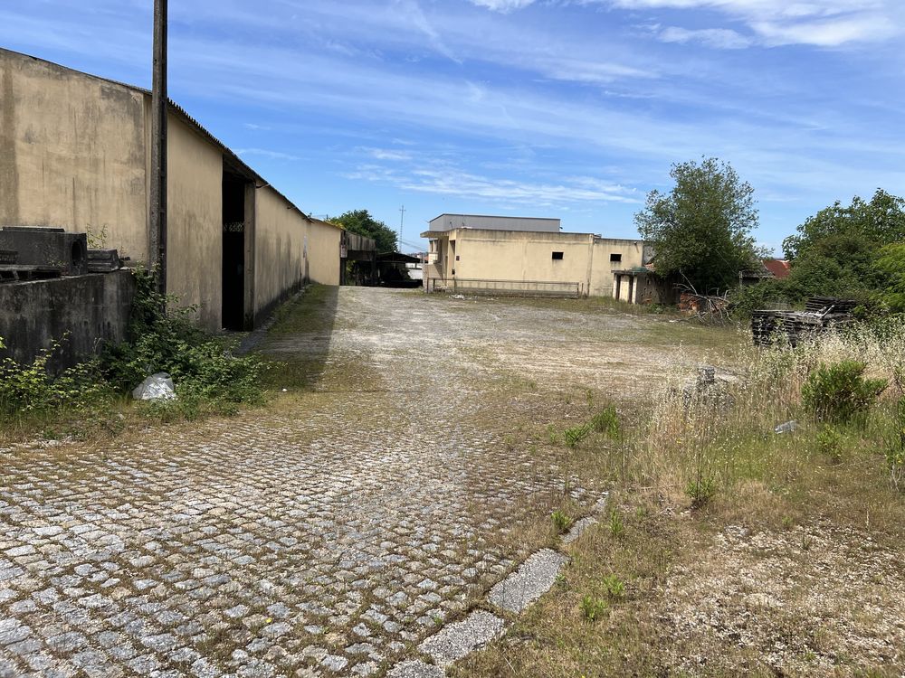 Arrendam-se Armazéns e Escritórios em parque industrial com 15.000m2