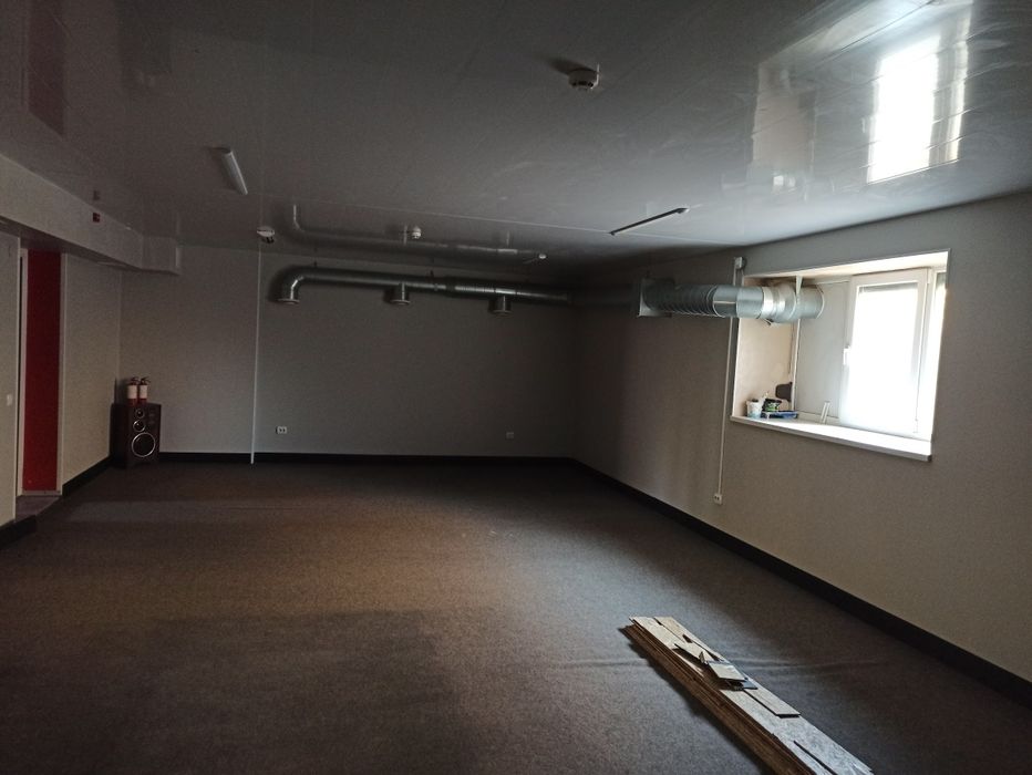 Продається комерційне приміщення .