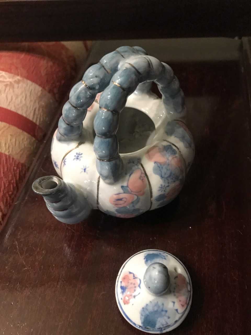 Caixa e pequeno bule porcelana azul com nenúfares
