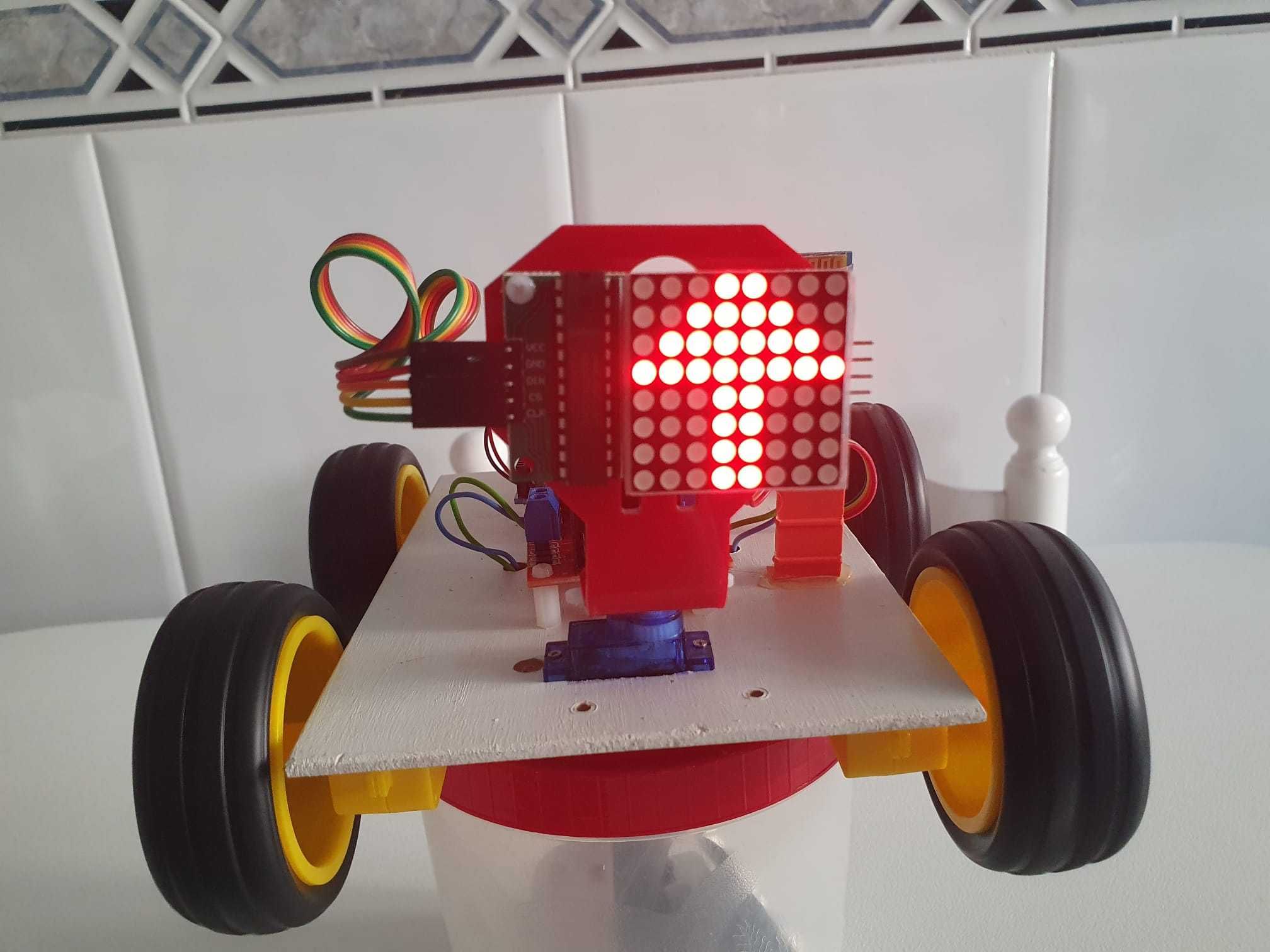 Carro Robot Arduino Educacional programado c/Display Móvel de Direção.