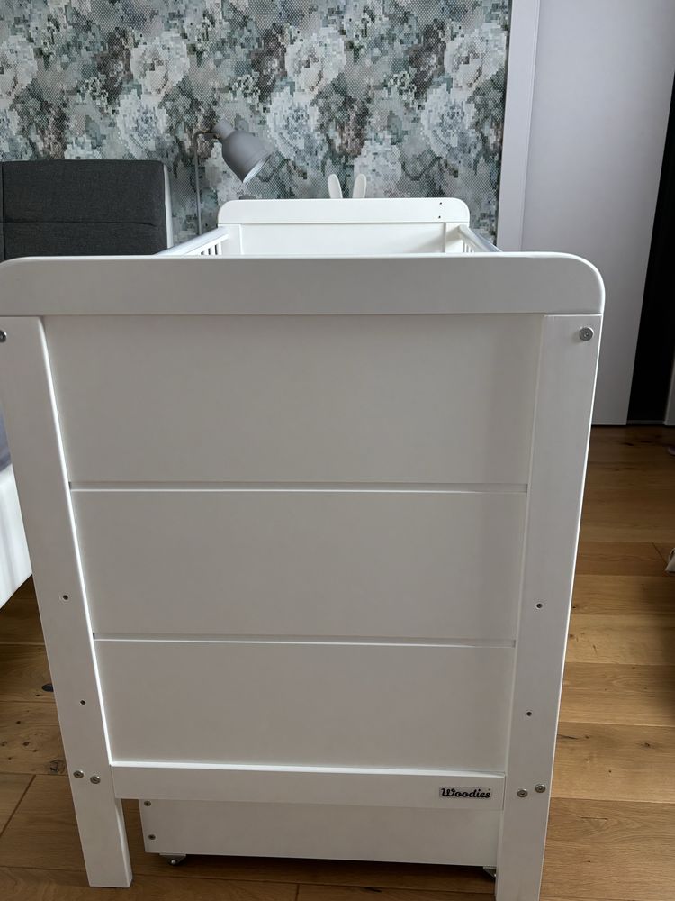 Łóżeczko Woodies Country Cot 120/60 szuflada kolka zestaw