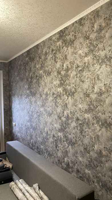 Поклейка обоїв.