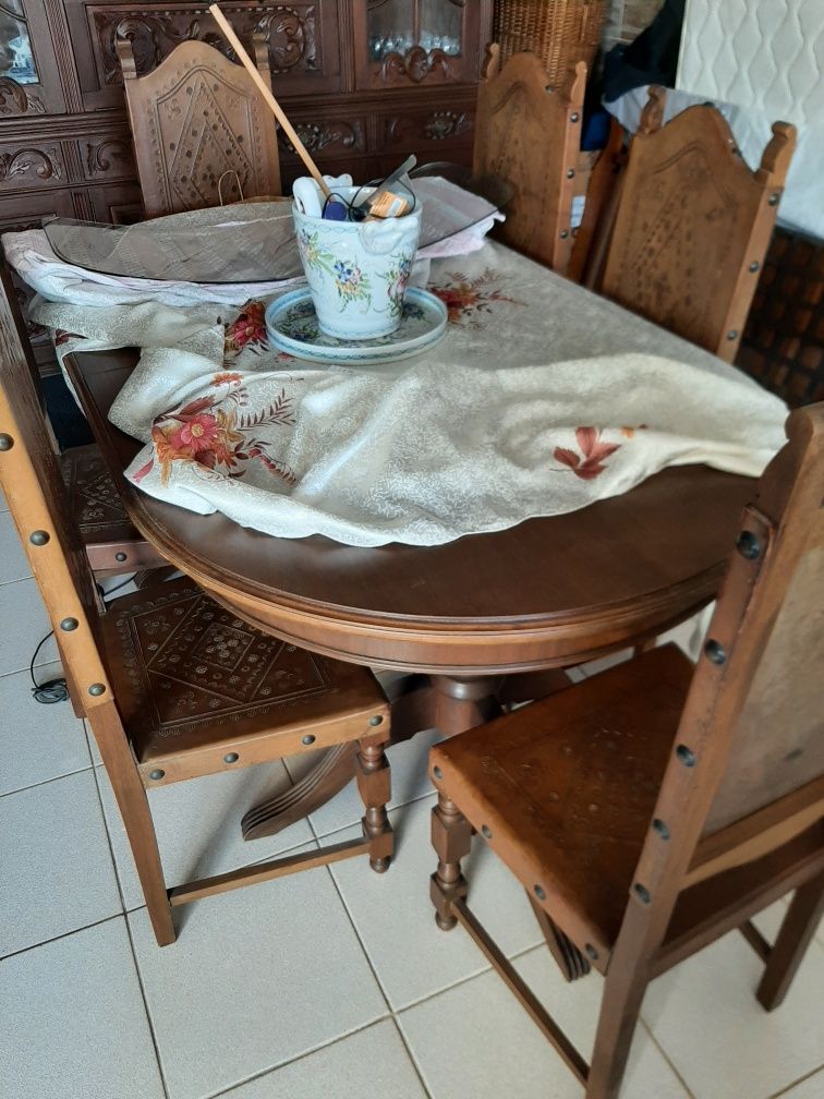Mesa e armário em madeira maciça trabalhada