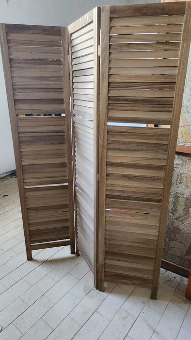 Biombo três secções.